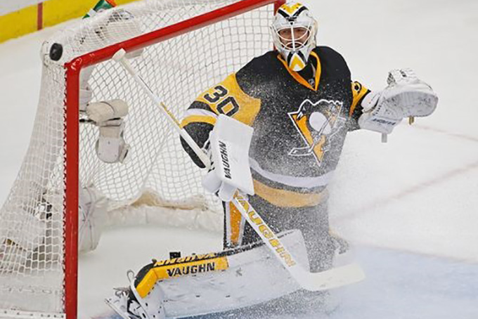  Pittsburgh Penguins goalie Matt Murray (30) deflects a puck over the net during the first period of Game 3 against the Washington Capitals in an NHL hockey Stanley Cup Eastern Conference semifinals in Pittsburgh, Monday, May 2, 2016. (AP Photo/Gene J. Puskar) 