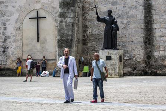 U.S. fugitive Charles Hill, right, walks with his lawyer Jason Flores Williams in San Francisco Square in Old Havana, Cuba, Friday, June 10, 2016. Hill, 66, who is sought in the 1971 killing of a New Mexico state policeman, told The Associated Press that Cuban contacts recently assured him he was at no risk of extradition. (AP Photo/Desmond Boylan)