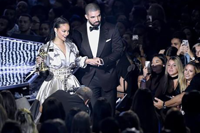 Rihanna, left, is escorted by presenter Drake after she accepted the Michael Jackson Video Vanguard Award at the MTV Video Music Awards at Madison Square Garden on Sunday, Aug. 28, 2016, in New York.(Photo by Chris Pizzello/Invision/AP)