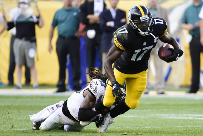  Pittsburgh Steelers wide receiver Eli Rogers, who got advice from Antonio Brown against the Philadelphia Eagles Thursday night, barely gets tackled by Philadelphia Eagles defensive back Ron Brooks (33) during the first half of an NFL preseason football game in Pittsburgh, on Thursday, Aug. 18, 2016. (AP Photo/Fred Vuich) (Fred Vuich)