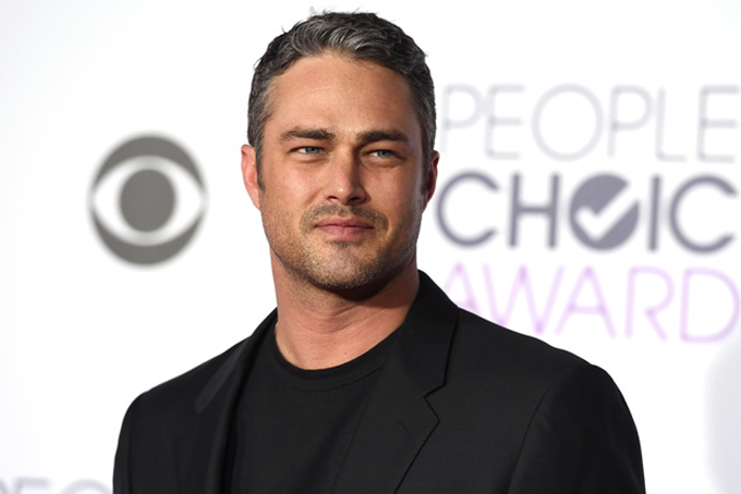 Taylor Kinney arrives at the People's Choice Awards at the Microsoft Theater on Wednesday, Jan. 6, 2016, in Los Angeles. (Photo by Jordan Strauss/Invision/AP)