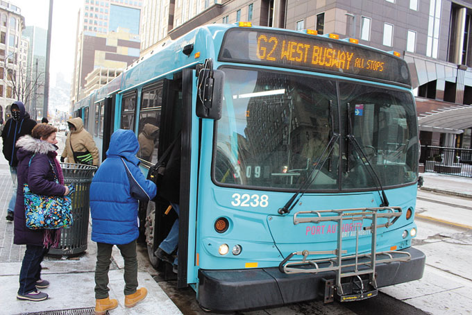 LEARNING THE NEW SYSTEM––People getting on in the front of the bus and off in the back. (Photo by J.L. Martello) 