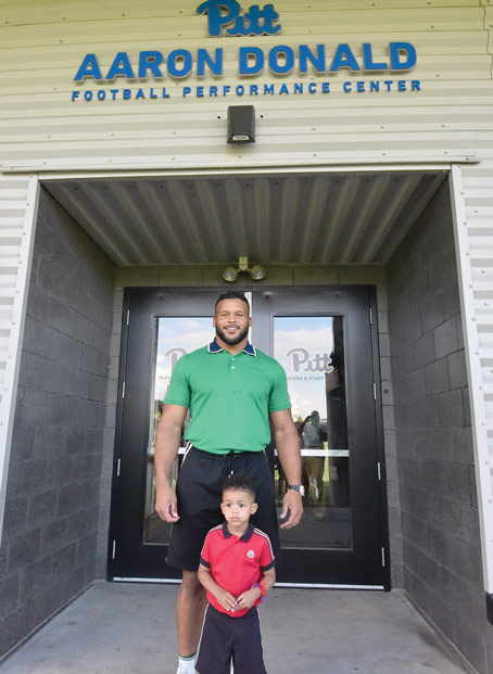 Former Pitt star Aaron Donald dodges (fake) knives