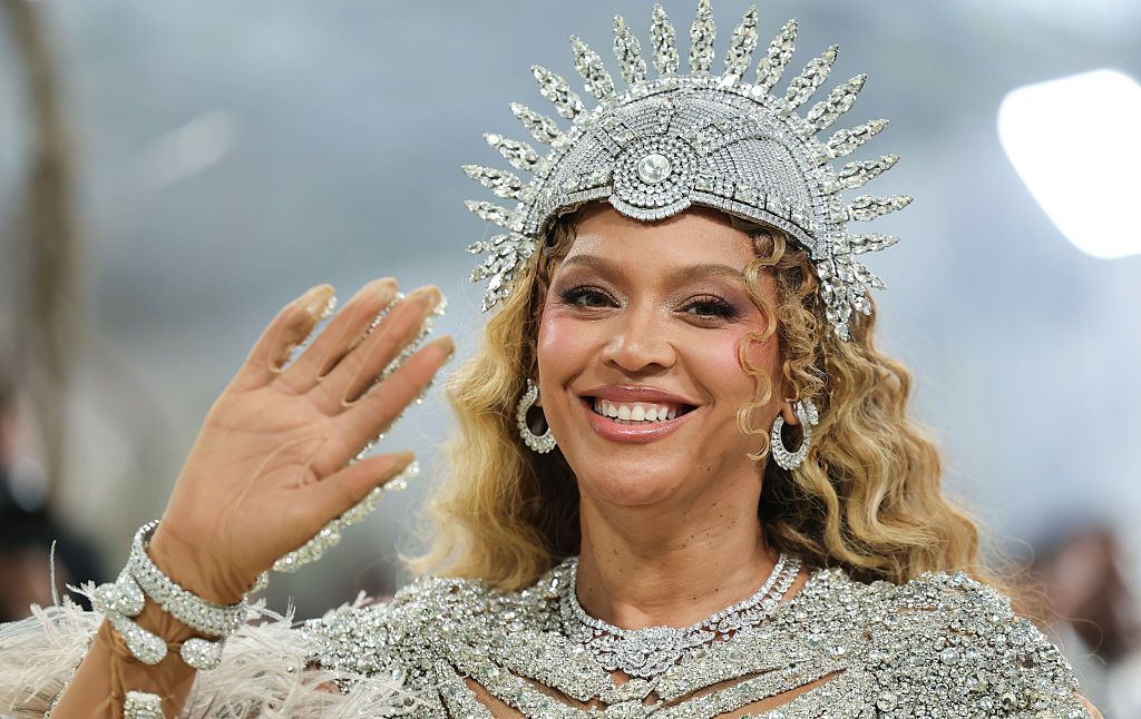 TOPSHOT-US-ENTERTAINMENT-FASHION-CELEBRITY-MUSEUM-METGALA